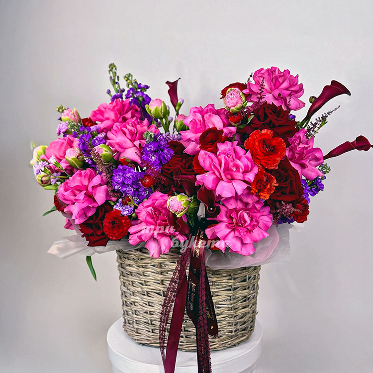 Корзина роз, маттиол, ранункулюсов и калл